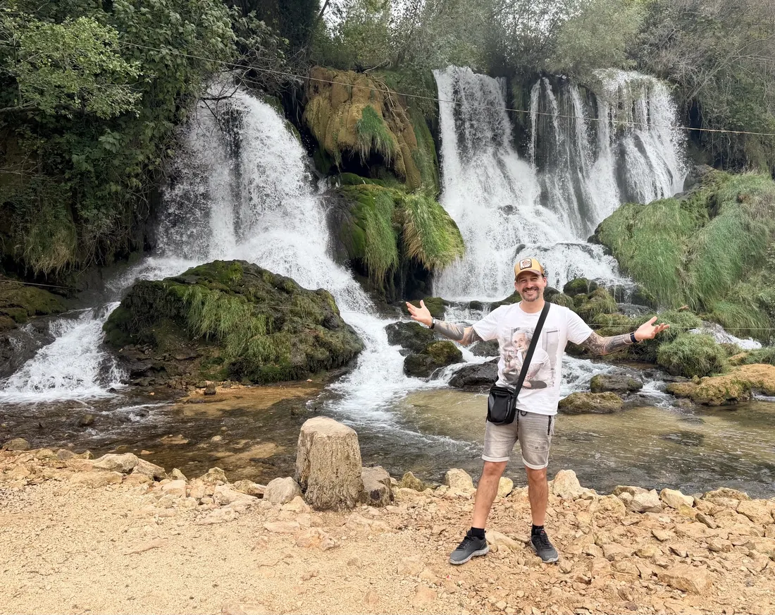 Txema junto a la laguna y las cascadas de Kravice