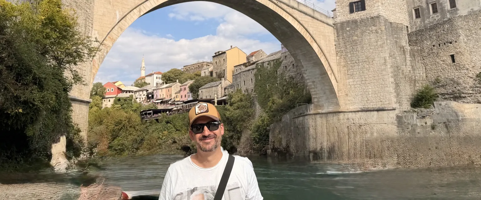 Txema con Stari Most y el casco antiguo de Mostar al fondo