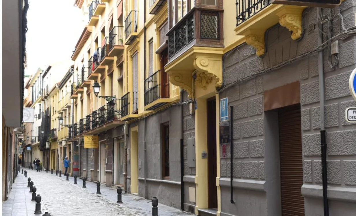 Calle junto a Verónica Centro en Granada