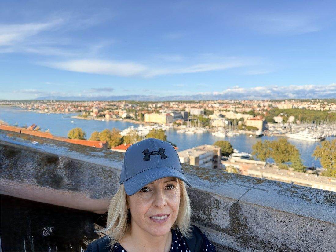 Alaitz en el campanario de Santa Anastasia con Zadar al fondo