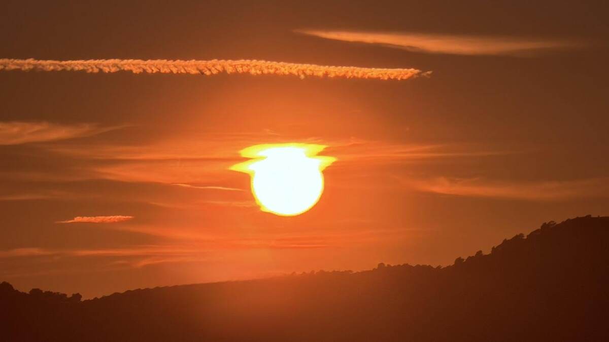 Sol poniéndose sobre las islas frente a Zadar durante nuestra visita al Órgano del Mar