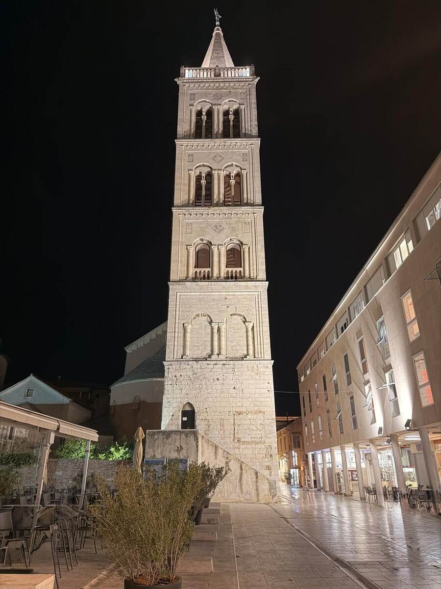Campanario iluminado de Santa Anastasia durante nuestra primera noche en Zadar
