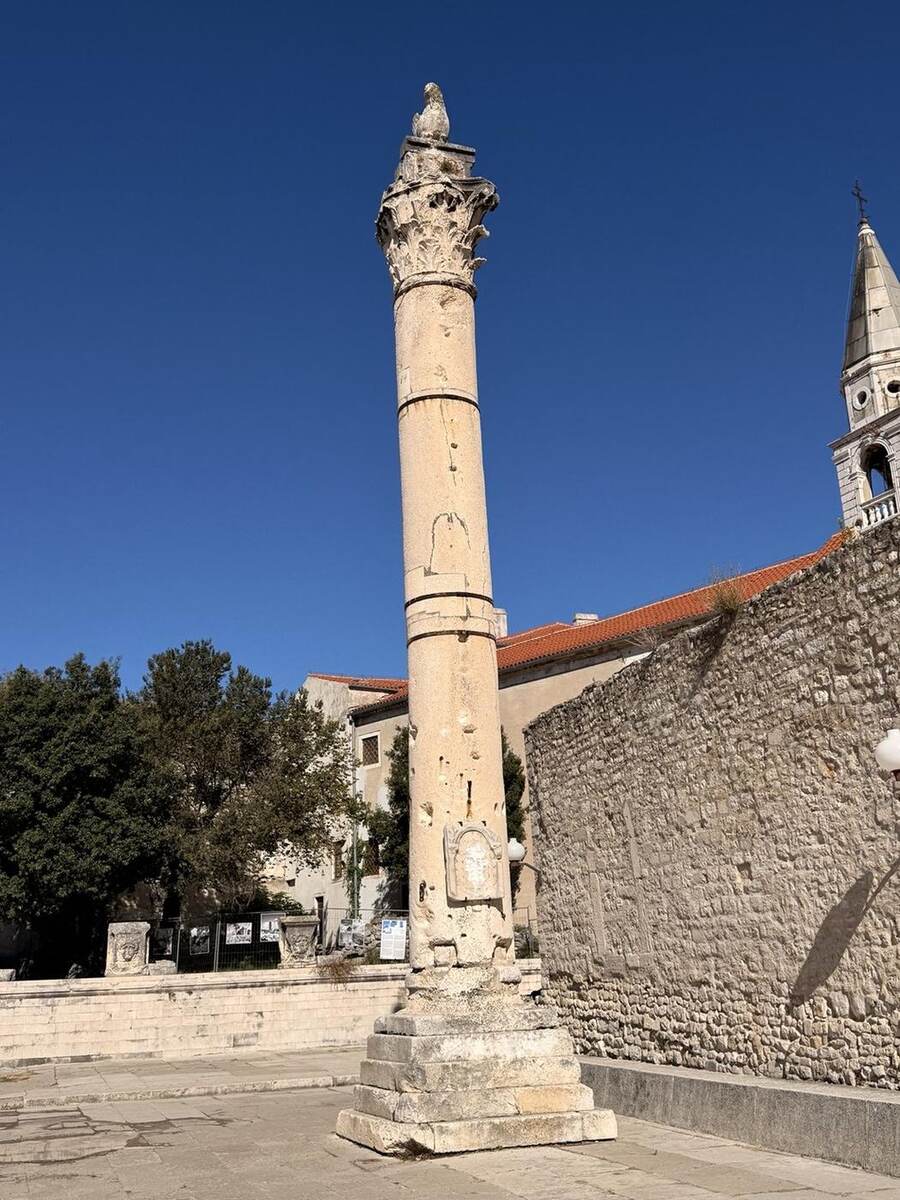 Columna romana en la zona arqueológica del Foro de Zadar