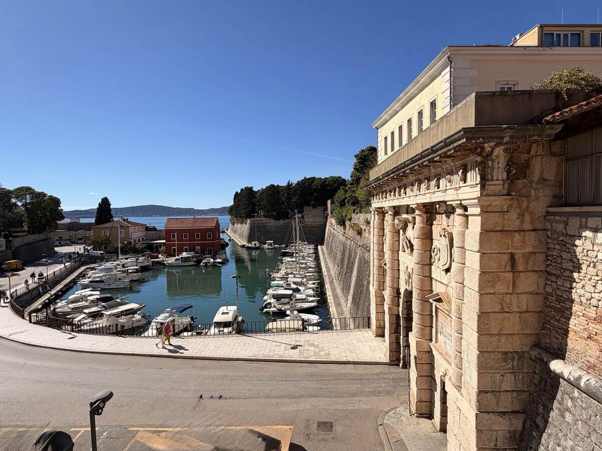 Vista lateral de la Puerta de Tierra y el pequeño puerto de Foša en Zadar