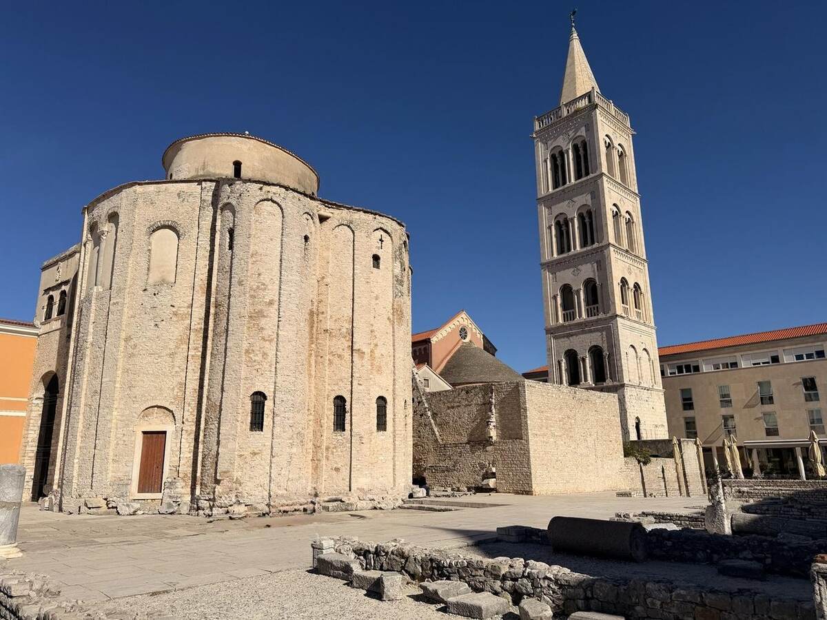 Iglesia de San Donato y campanario de Santa Anastasia junto al Foro Romano de Zadar