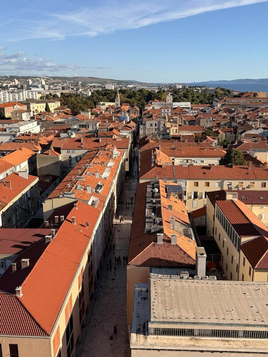 Vista del casco histórico de Zadar desde el campanario de Santa Anastasia