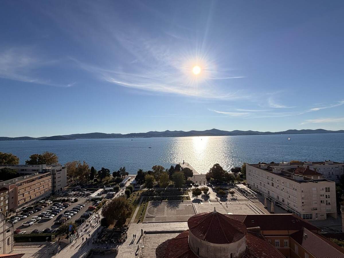 Vista del mar Adriático y la costa desde el campanario de Santa Anastasia
