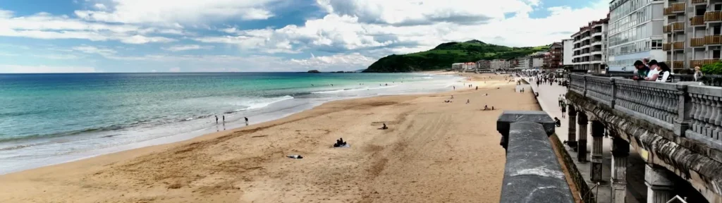 Playa de Zarautz y paseo marítimo junto al Cantábrico