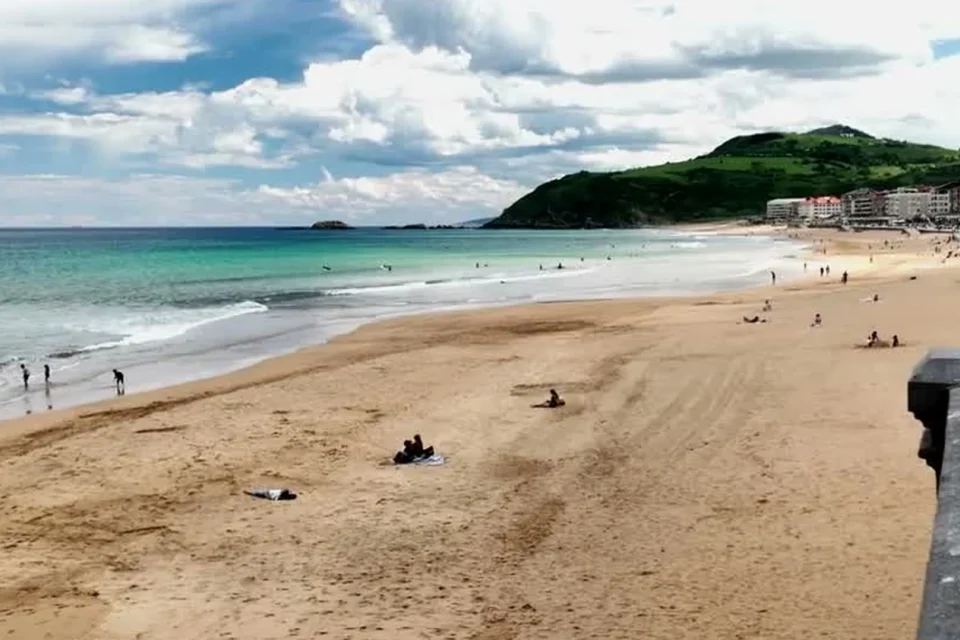Playa de Zarautz y paseo marítimo junto al Cantábrico