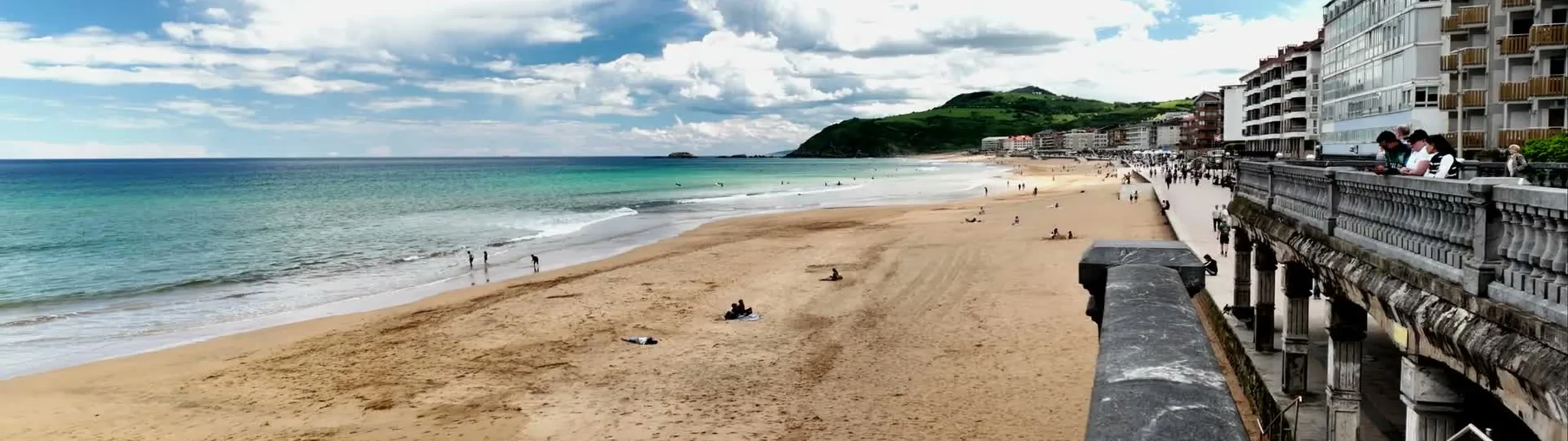 Playa de Zarautz y paseo marítimo junto al Cantábrico