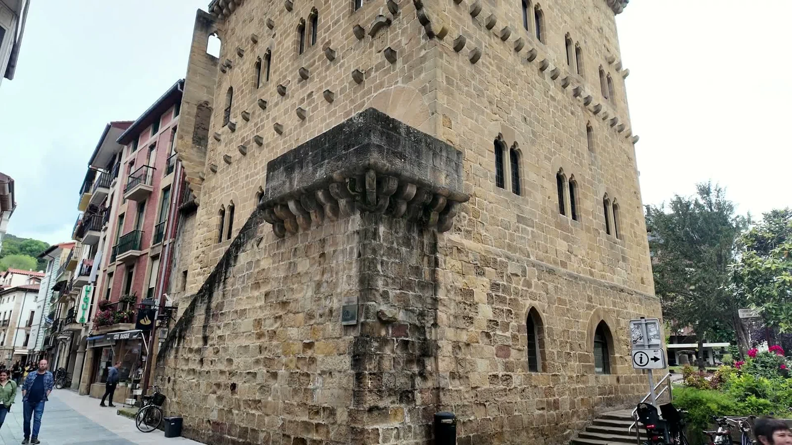 Torre Luzea, edificio gótico de piedra de Zarautz
