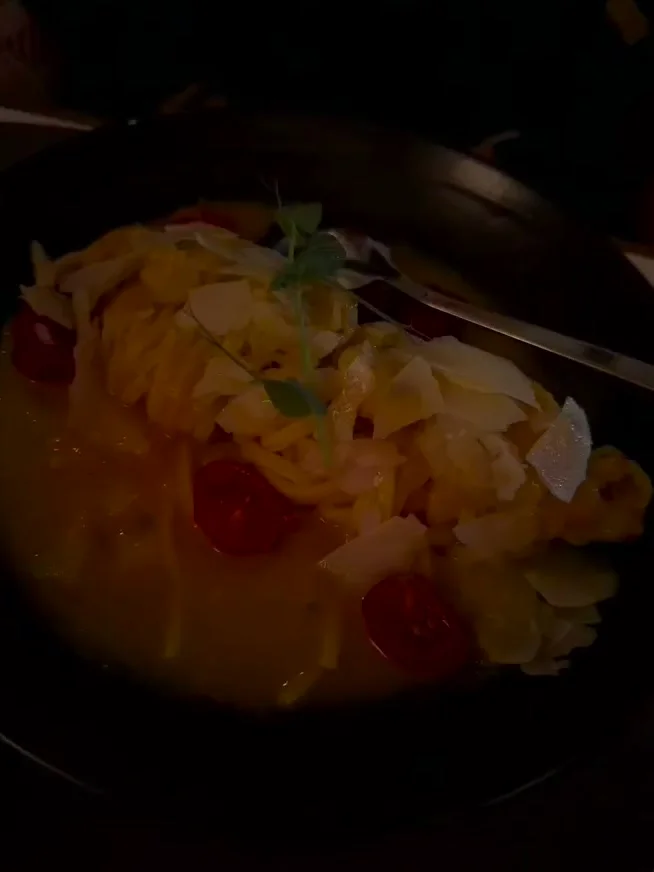 Plato de pasta servido en Zinfandel Food & Wine Bar