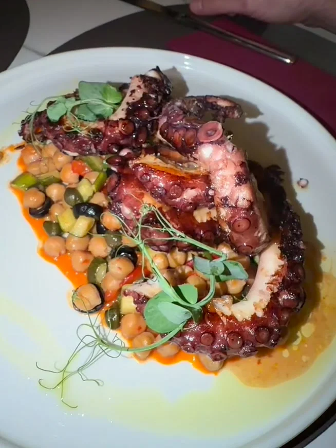 Pulpo servido en Zinfandel Food & Wine Bar de Split