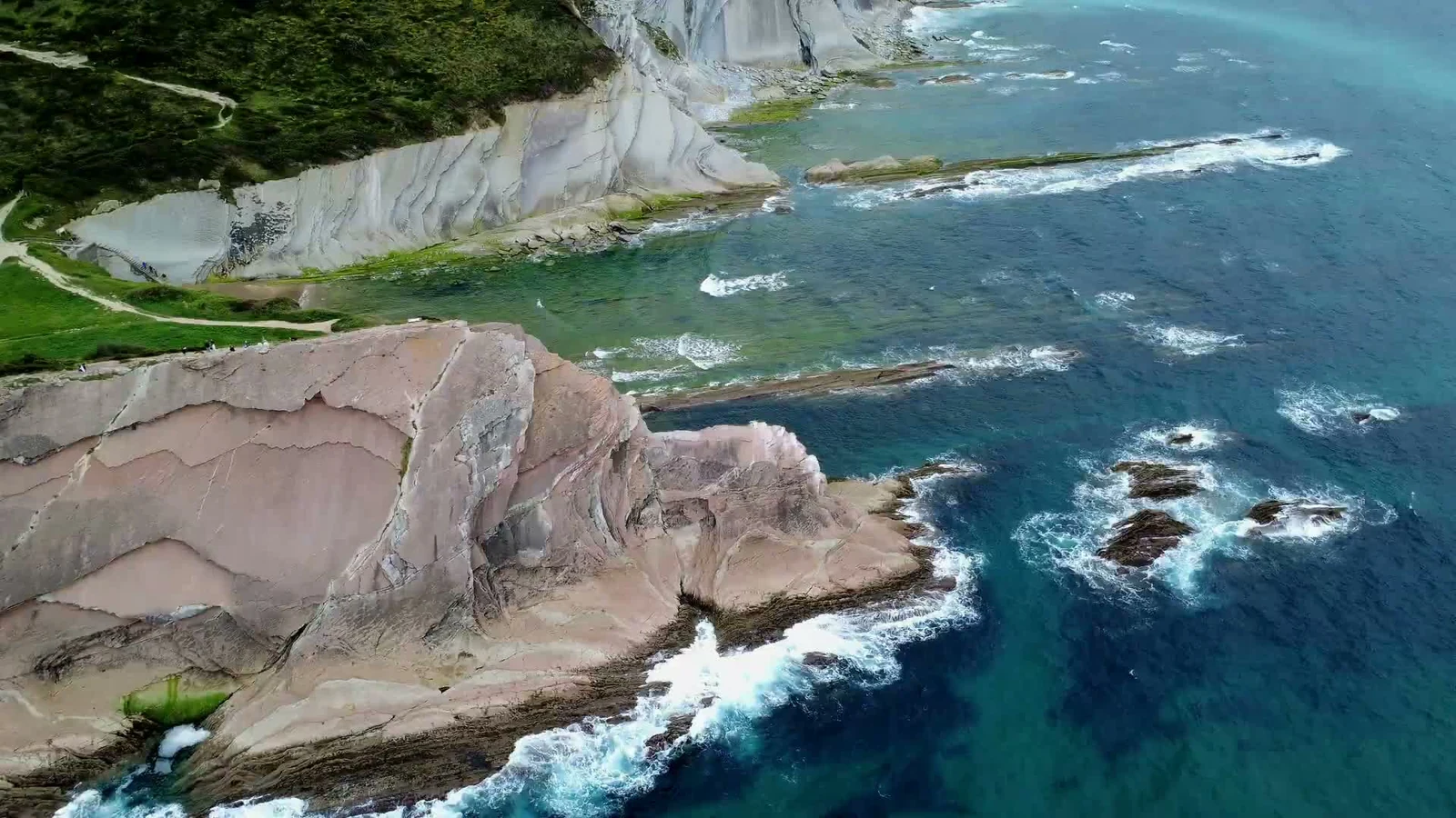 Capas de roca del flysch junto al mar en Zumaia