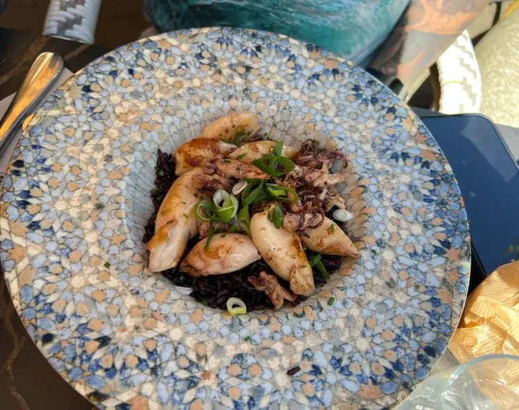 Chipirones con arroz oscuro servidos en Bistroquet Biarritz