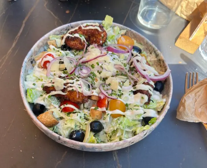 Ensalada servida durante la comida en Bistroquet Biarritz