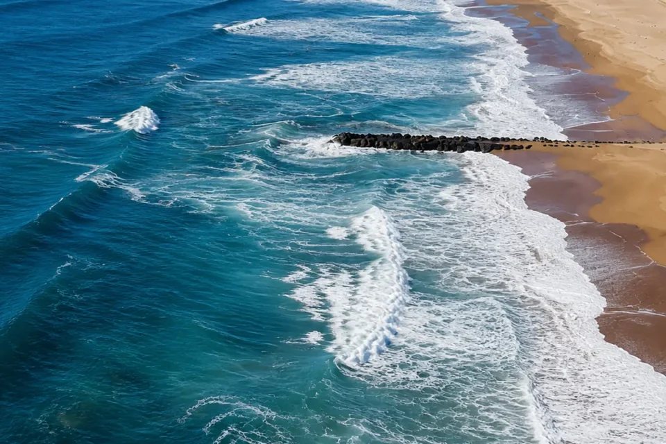 Costa de Chambre d'Amour, playa y olas del Atlántico vistas desde el aire