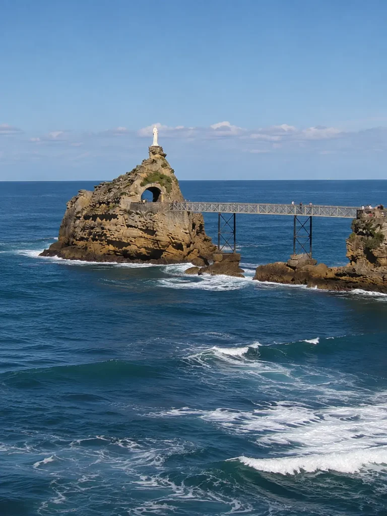 Rocher de la Vierge, su estatua blanca y el puente sobre el Atlántico