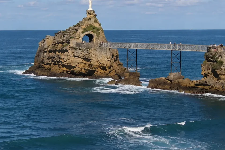 Rocher de la Vierge, su estatua blanca y el puente sobre el Atlántico