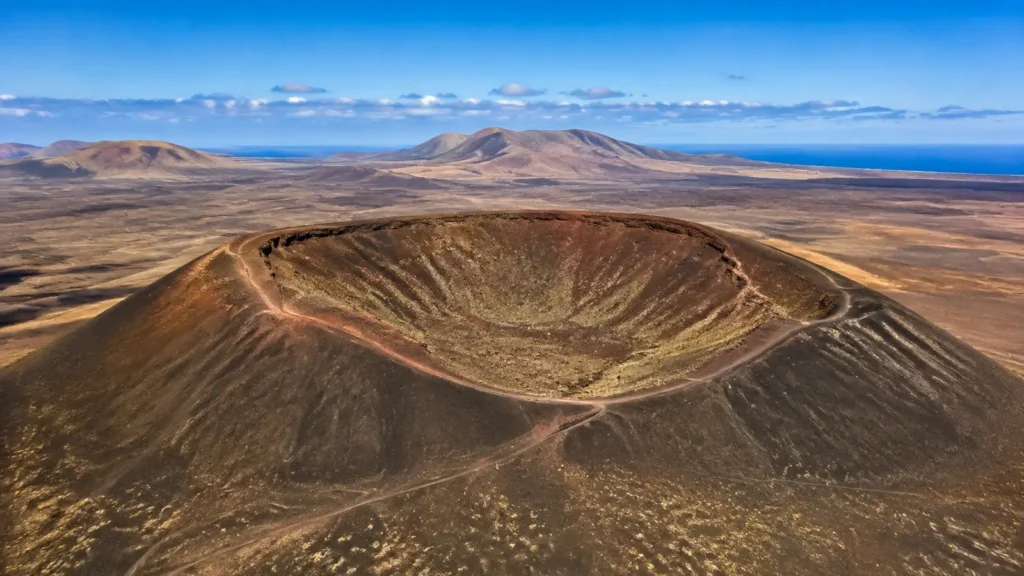 Cráter completo de Calderón Hondo y paisaje volcánico del norte de Fuerteventura