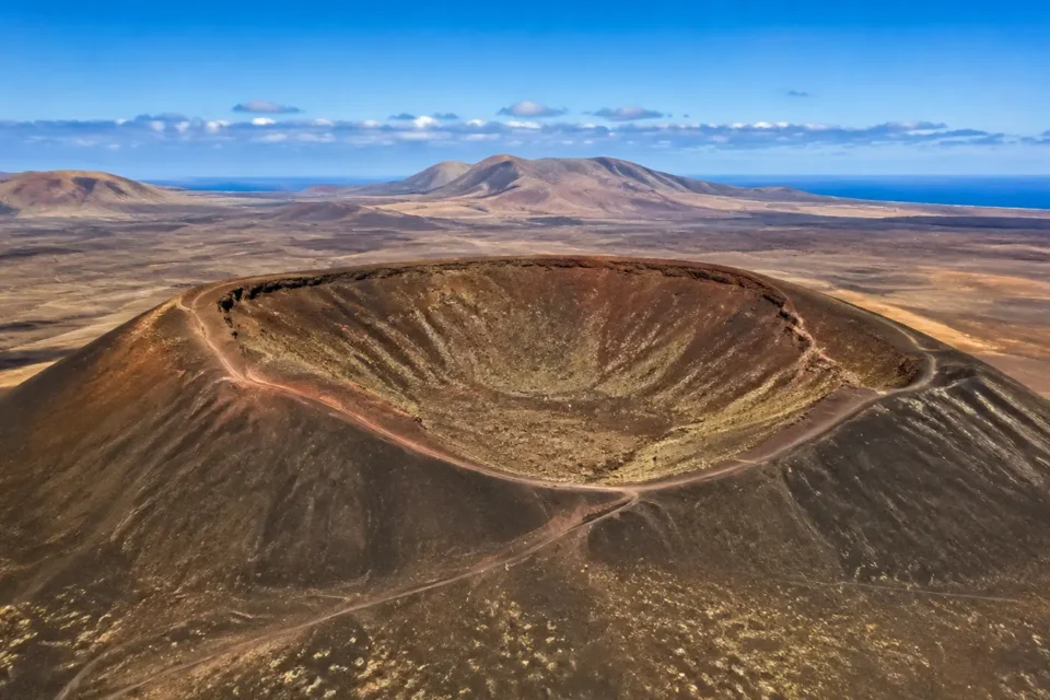 Cráter completo de Calderón Hondo y paisaje volcánico del norte de Fuerteventura