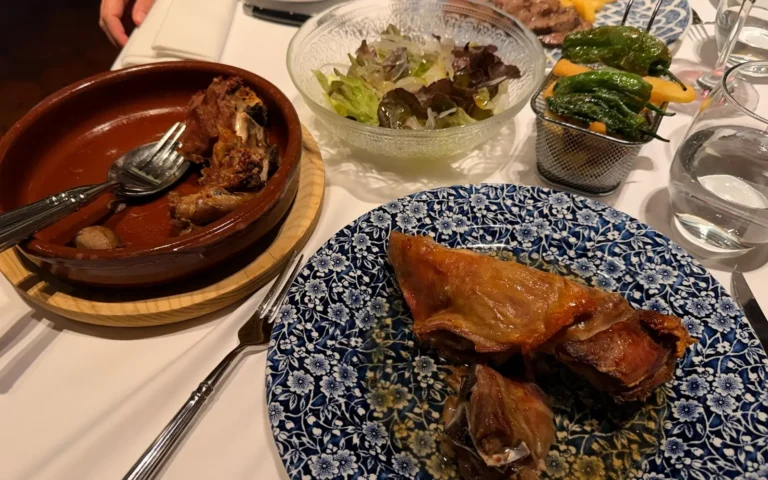 Lechazo asado servido en Casa Mando