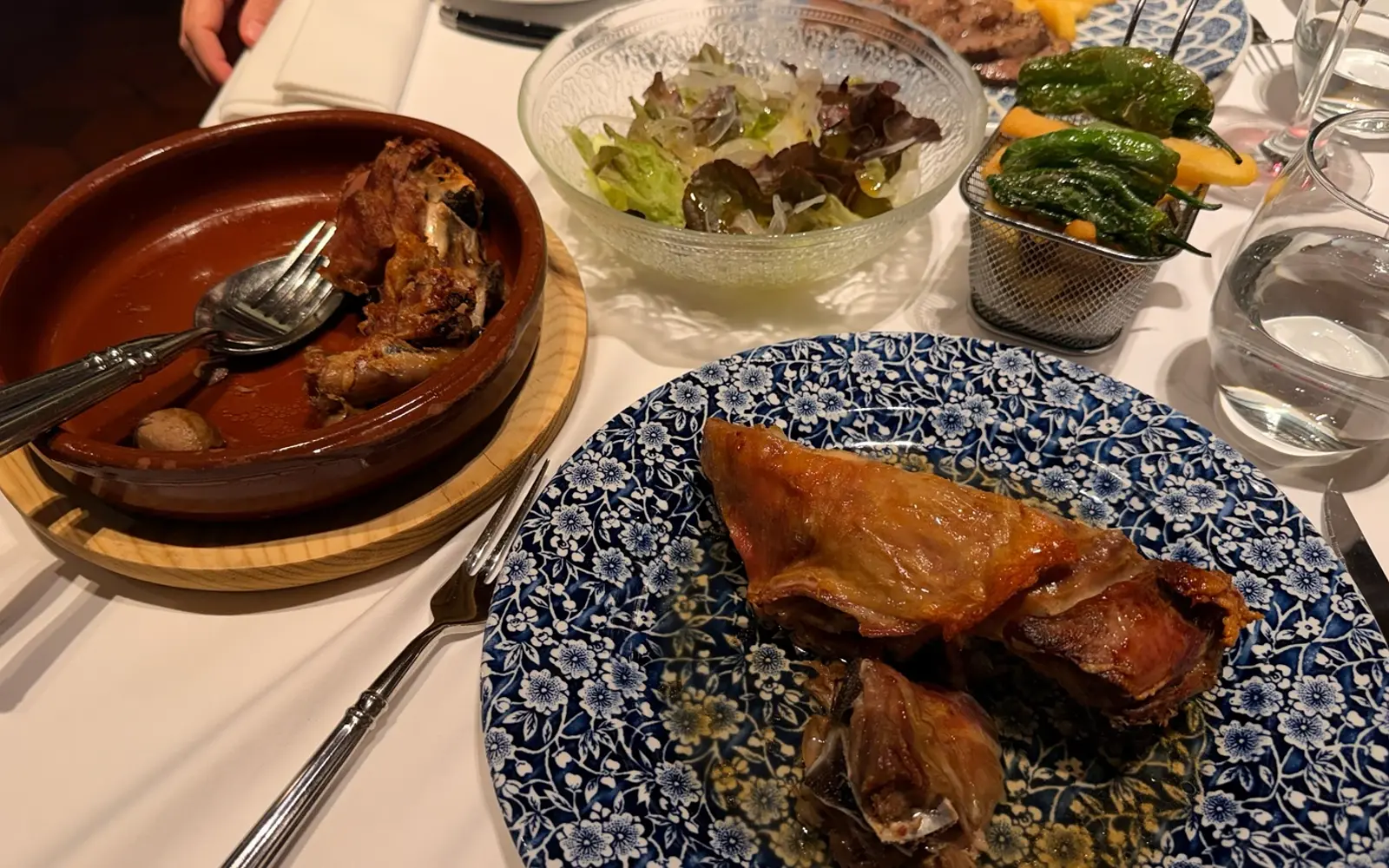 Lechazo asado servido en Casa Mando