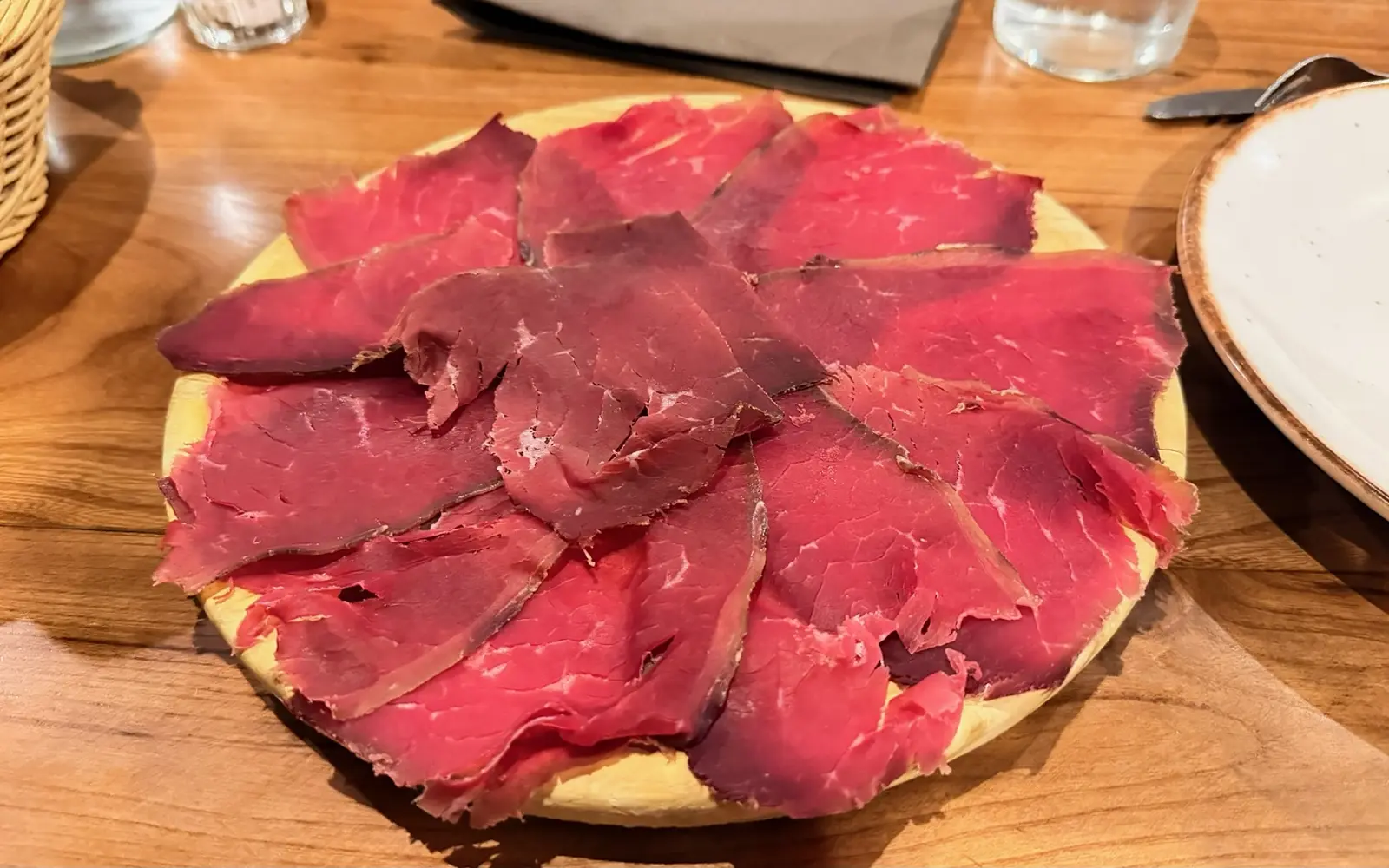 Plato de cecina servido en La Cueva del Cura