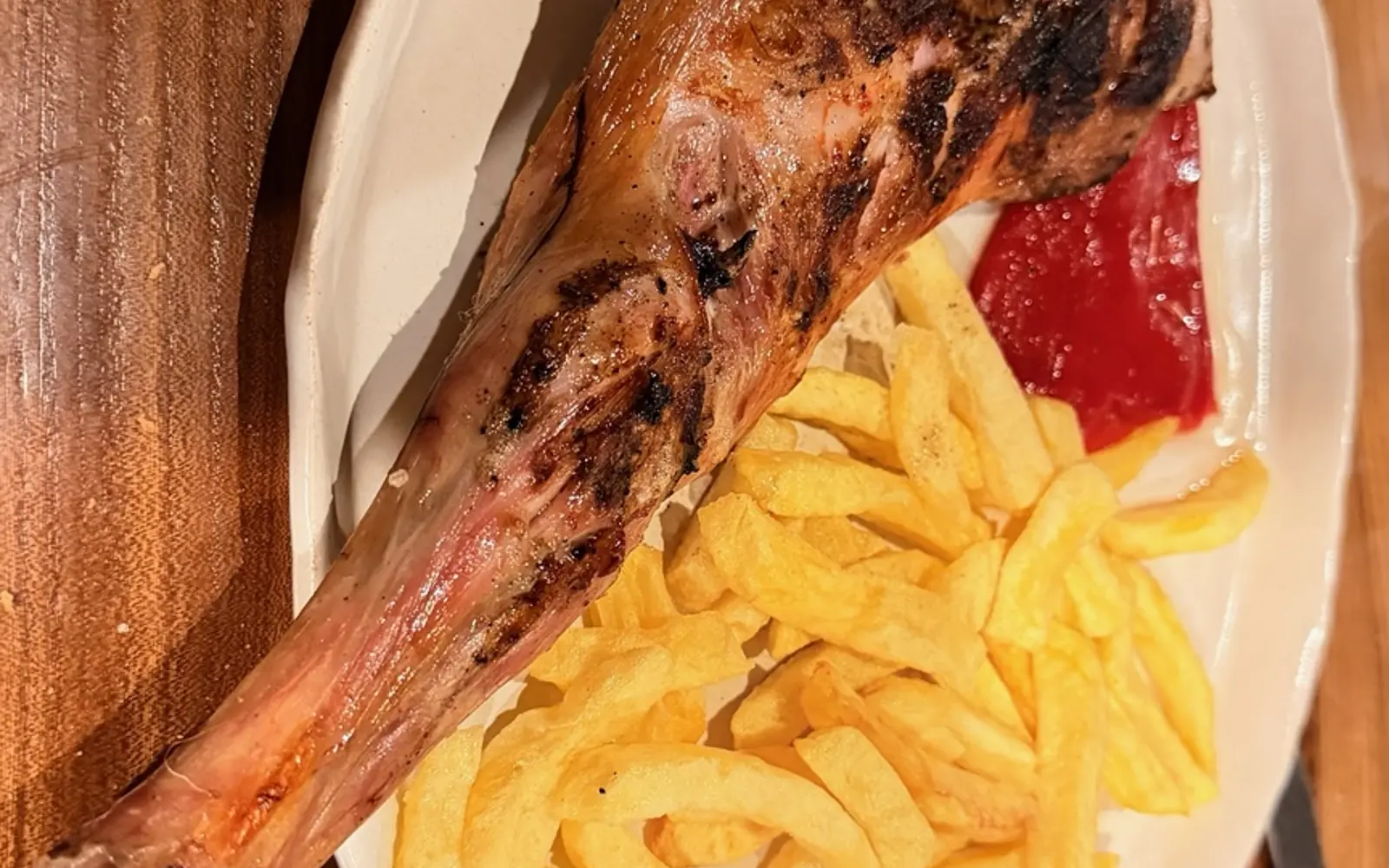 Paletilla de lechazo con patatas en La Cueva del Cura