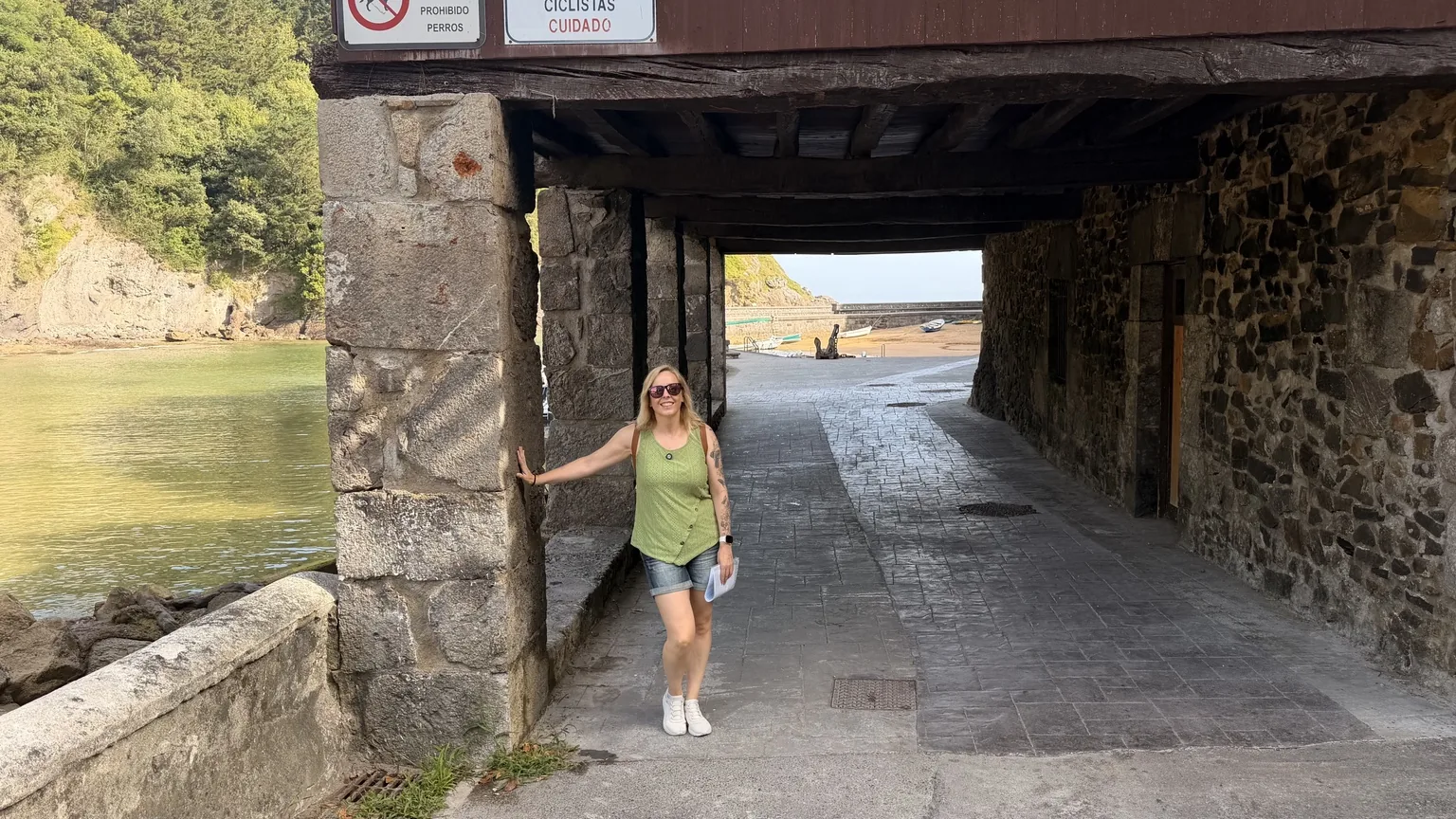Alaitz junto al paso cubierto que conecta la zona del puerto y la playa de Ea