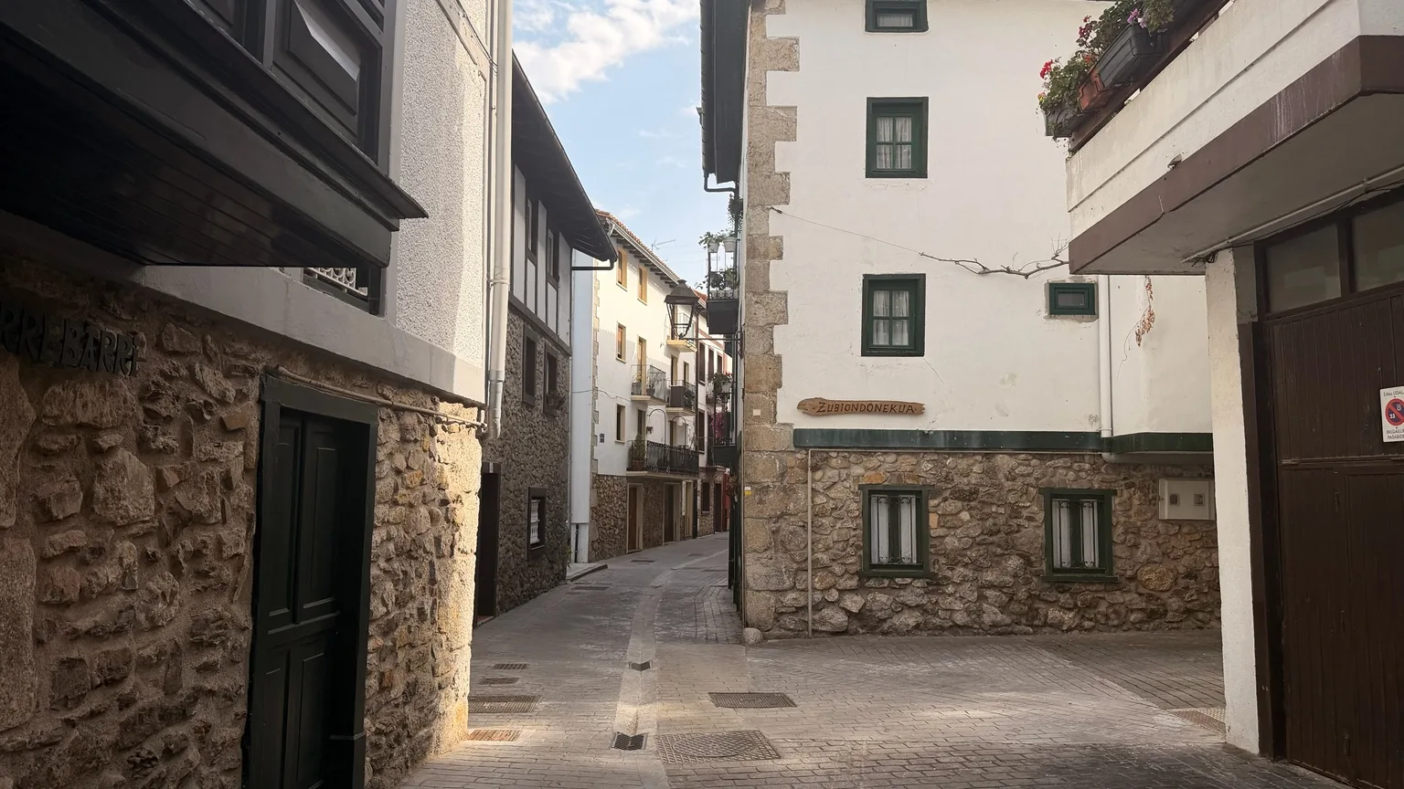 Calle tradicional de Ea entre casas encajadas unas junto a otras