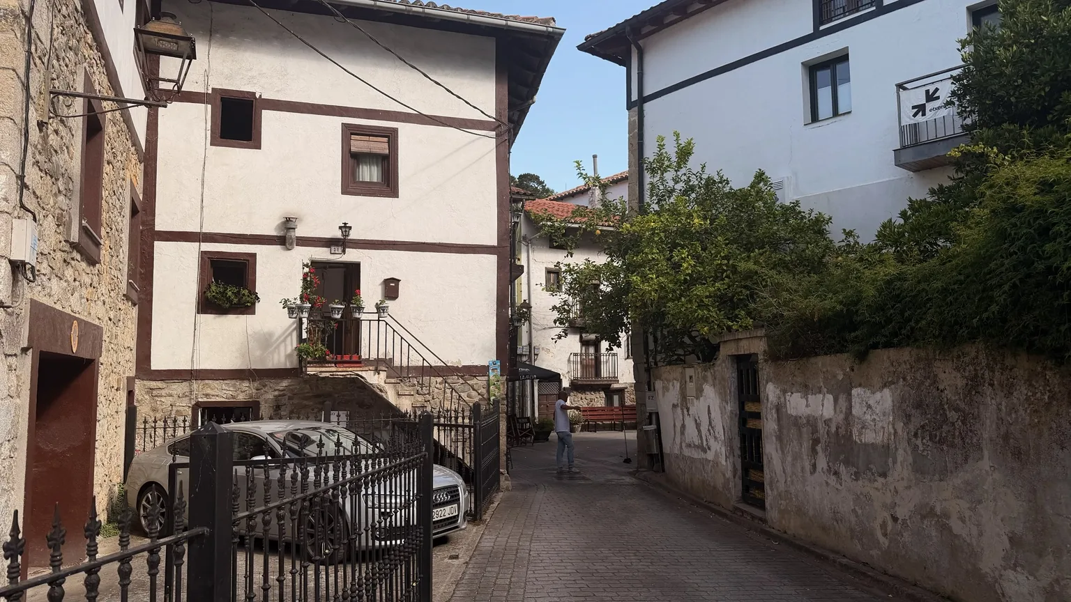 Calle estrecha del casco urbano de Ea