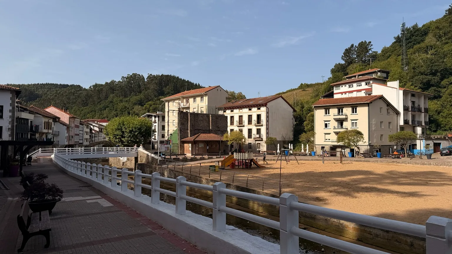 Vista del casco de Ea junto a la ría y la zona próxima a la playa