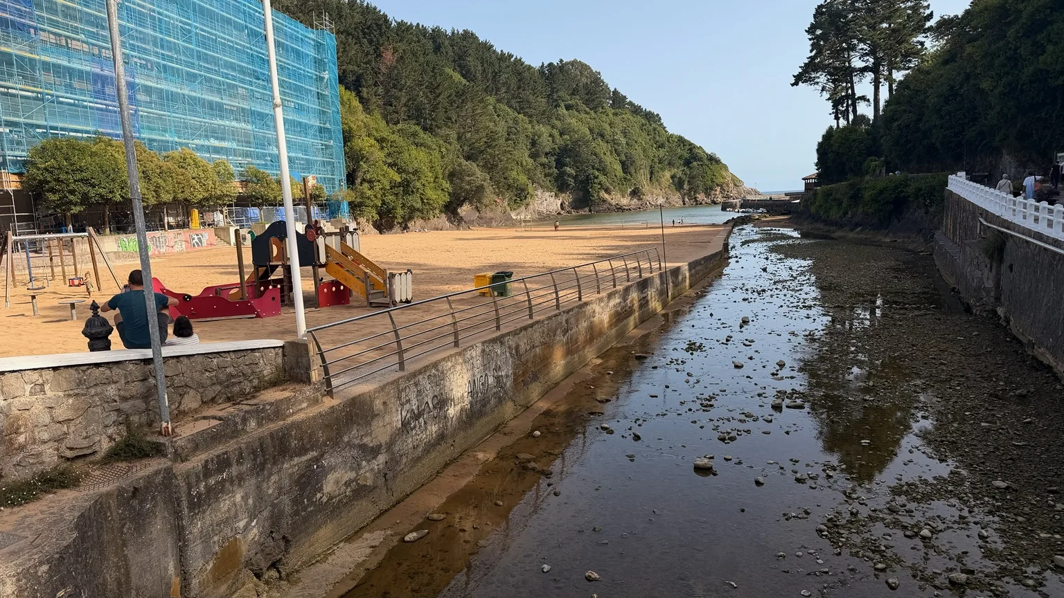 Ría de Ea junto al frontón y la zona deportiva durante la visita