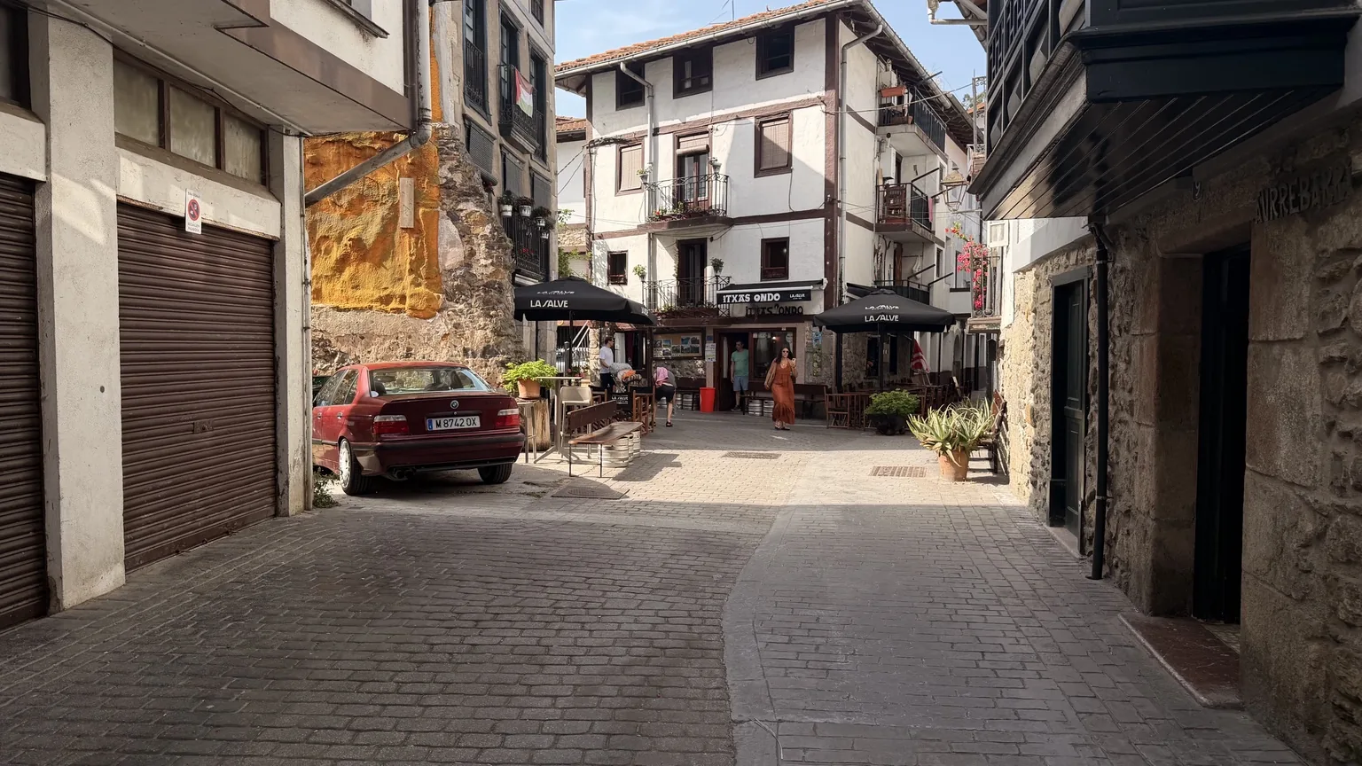 Pequeño rincón del casco de Ea con terrazas y ambiente de bar