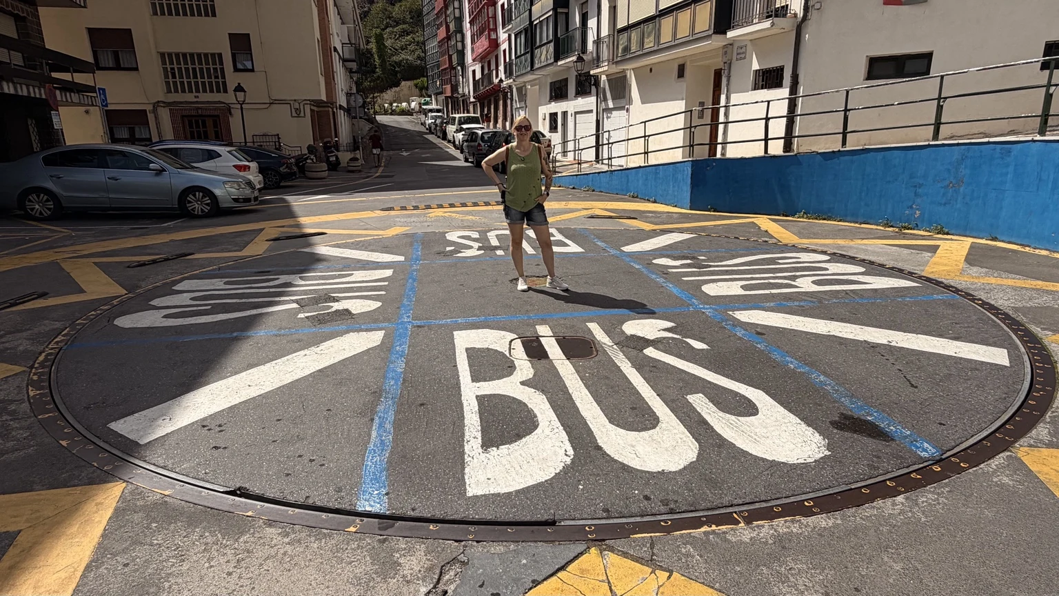 Alaitz sobre la plataforma giratoria de autobuses de Elantxobe