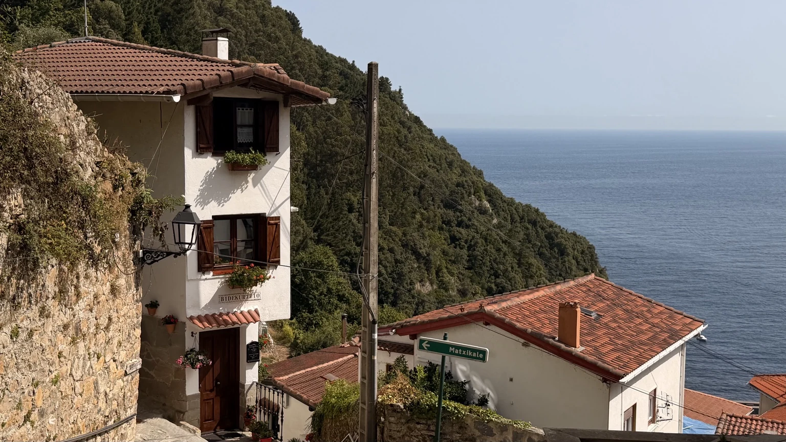 Casas de Elantxobe adaptadas a la ladera con el mar al fondo