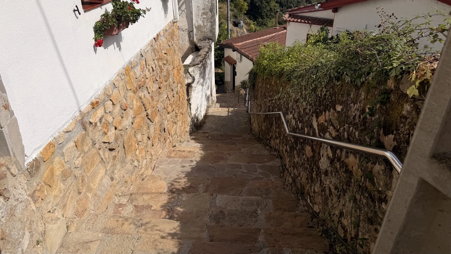 Escaleras de piedra en una de las calles en fuerte pendiente de Elantxobe