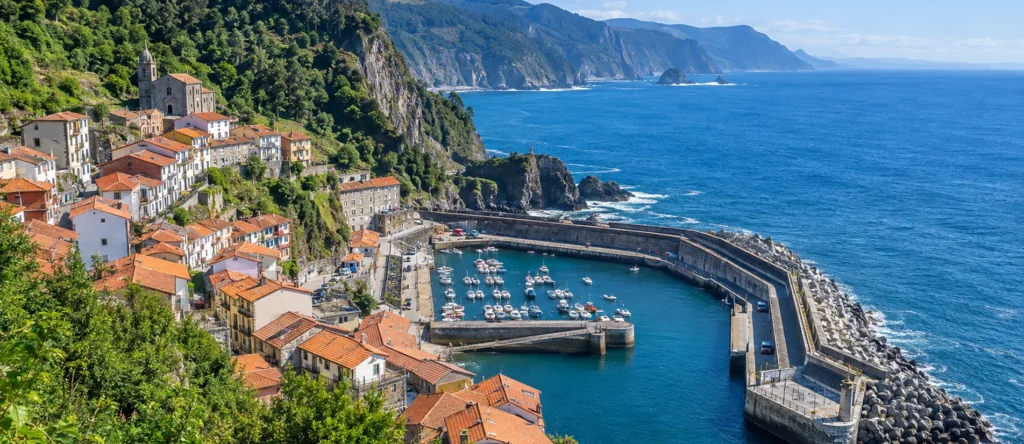 Vista panorámica recreada de Elantxobe, con el pueblo descendiendo por la ladera hacia el puerto y el mar Cantábrico
