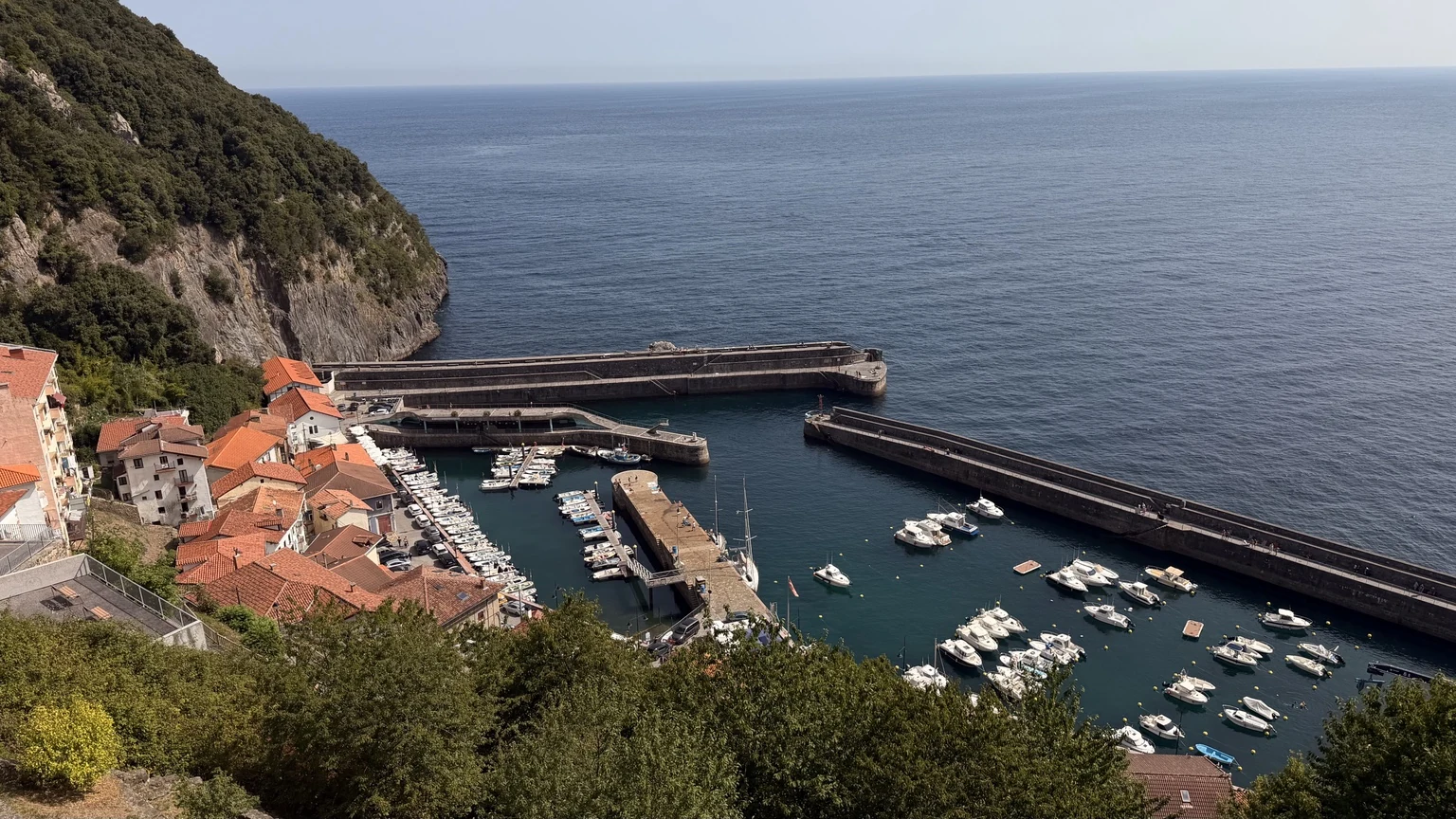 Puerto de Elantxobe visto desde la parte alta del pueblo
