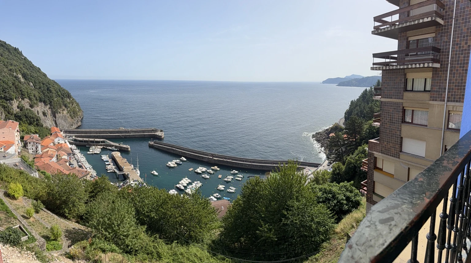 Panorámica del puerto de Elantxobe y del Cantábrico desde un mirador de la parte alta