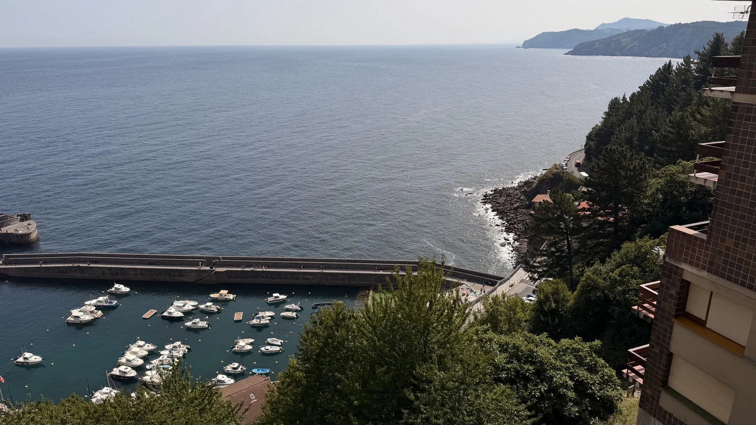 Vista elevada del puerto de Elantxobe y la costa de Bizkaia