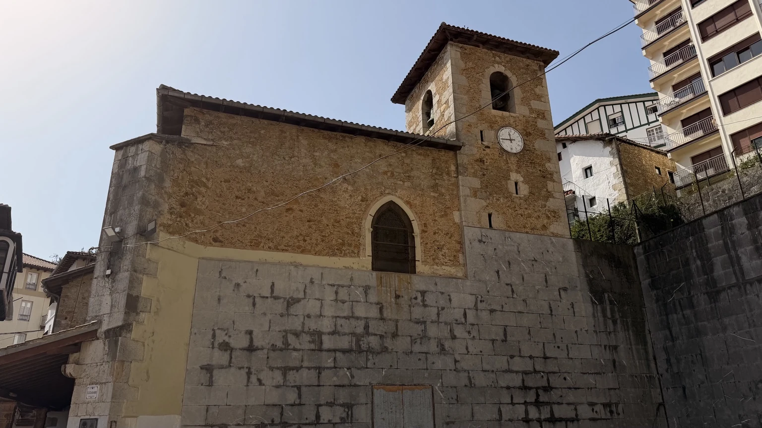 Vista lateral de la iglesia de San Nicolás de Bari en Elantxobe