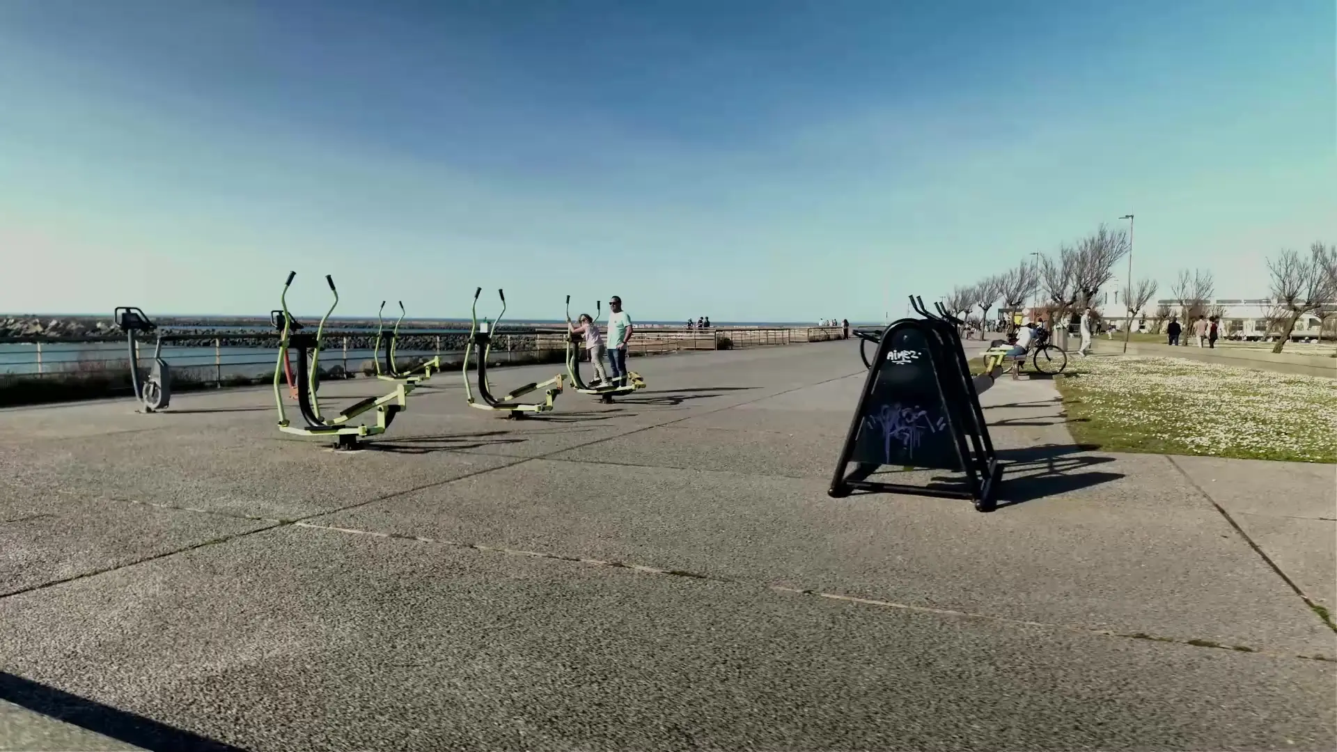 Aparatos de ejercicio junto al paseo marítimo de La Barre