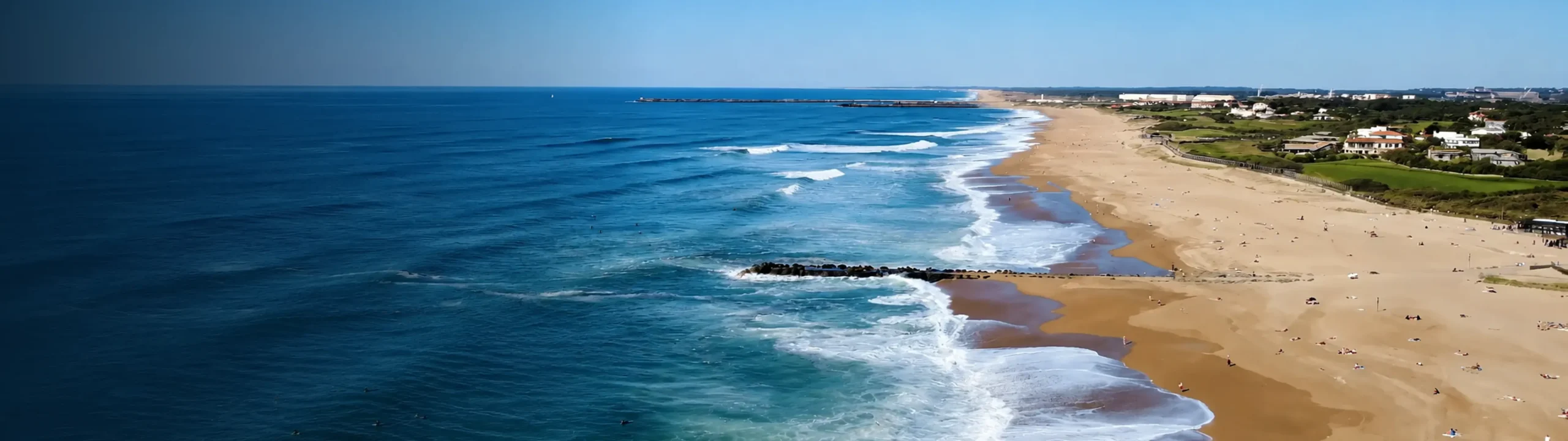 Costa de Chambre d'Amour, playa y olas del Atlántico vistas desde el aire