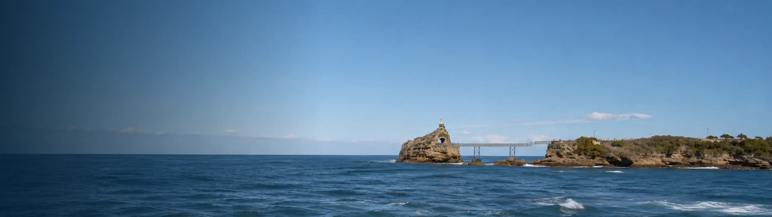 Rocher de la Vierge, su estatua blanca y el puente sobre el Atlántico
