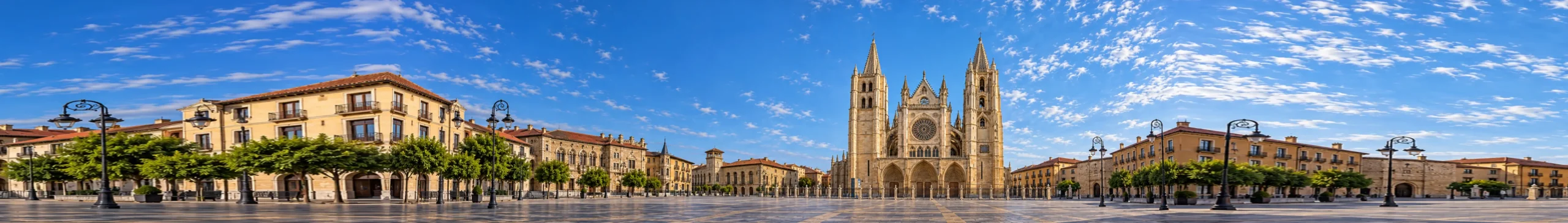 Vista panorámica nítida de la fachada completa de la Catedral de León