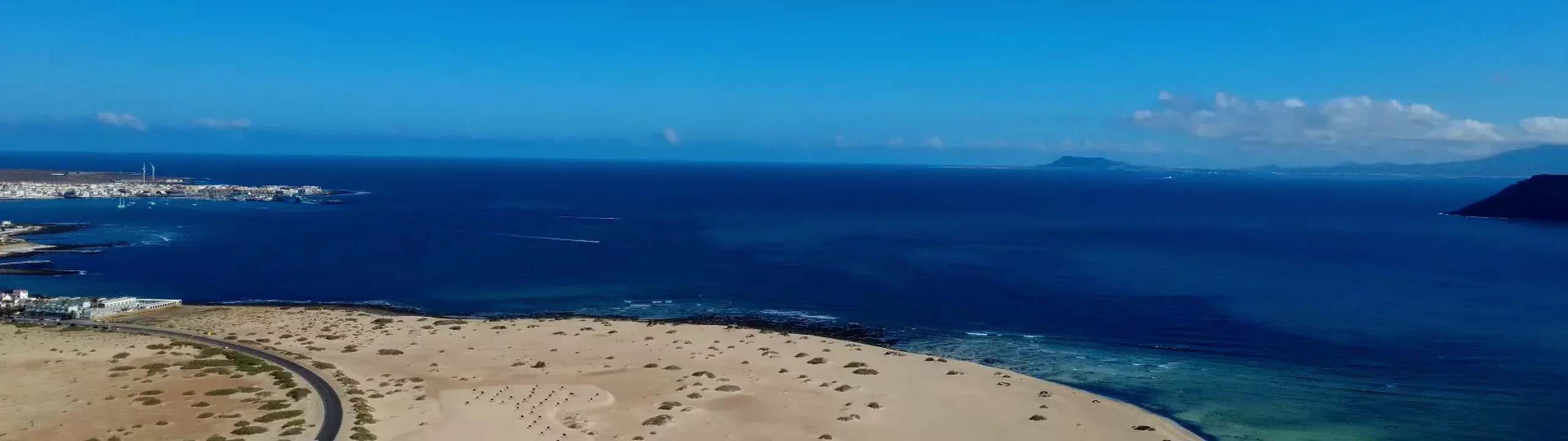 Cráter completo de Calderón Hondo y paisaje volcánico del norte de Fuerteventura