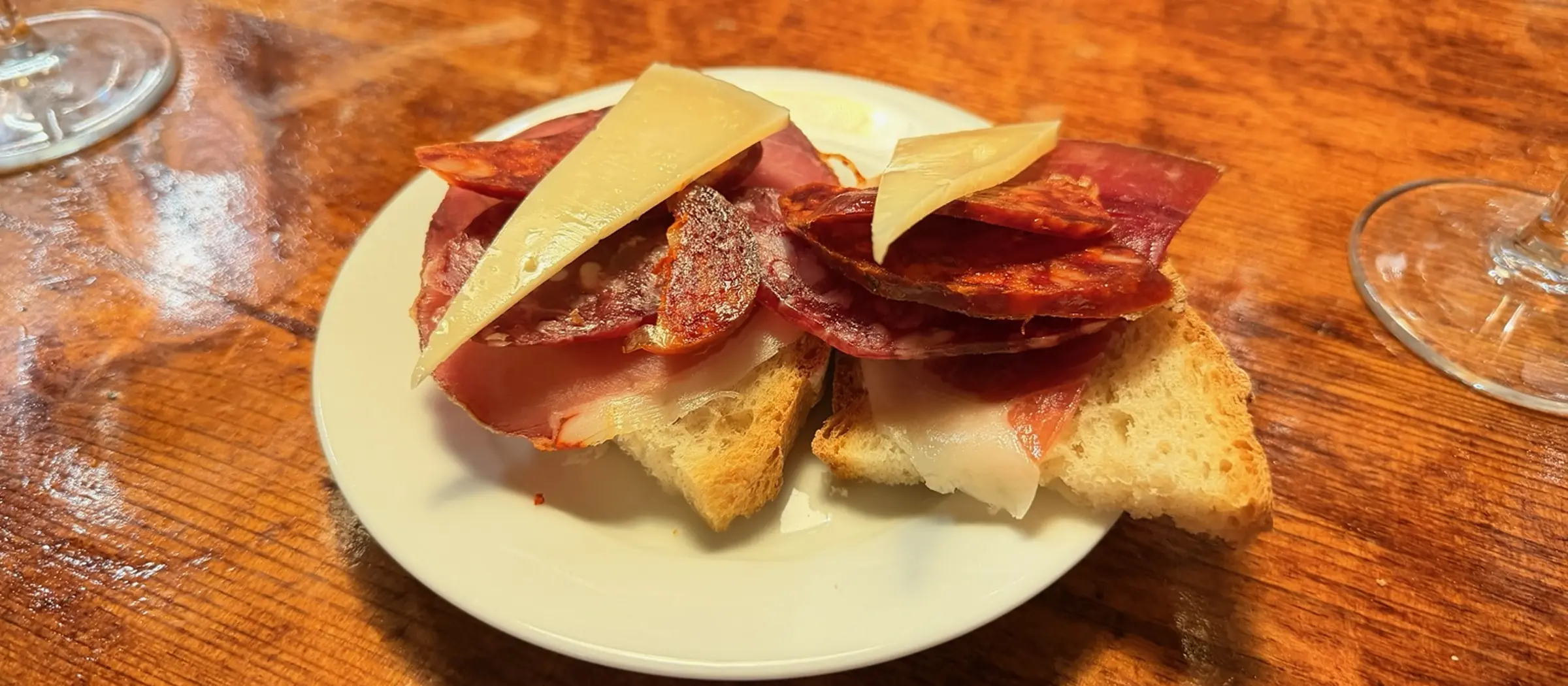 Tapa de embutidos y queso servida en León