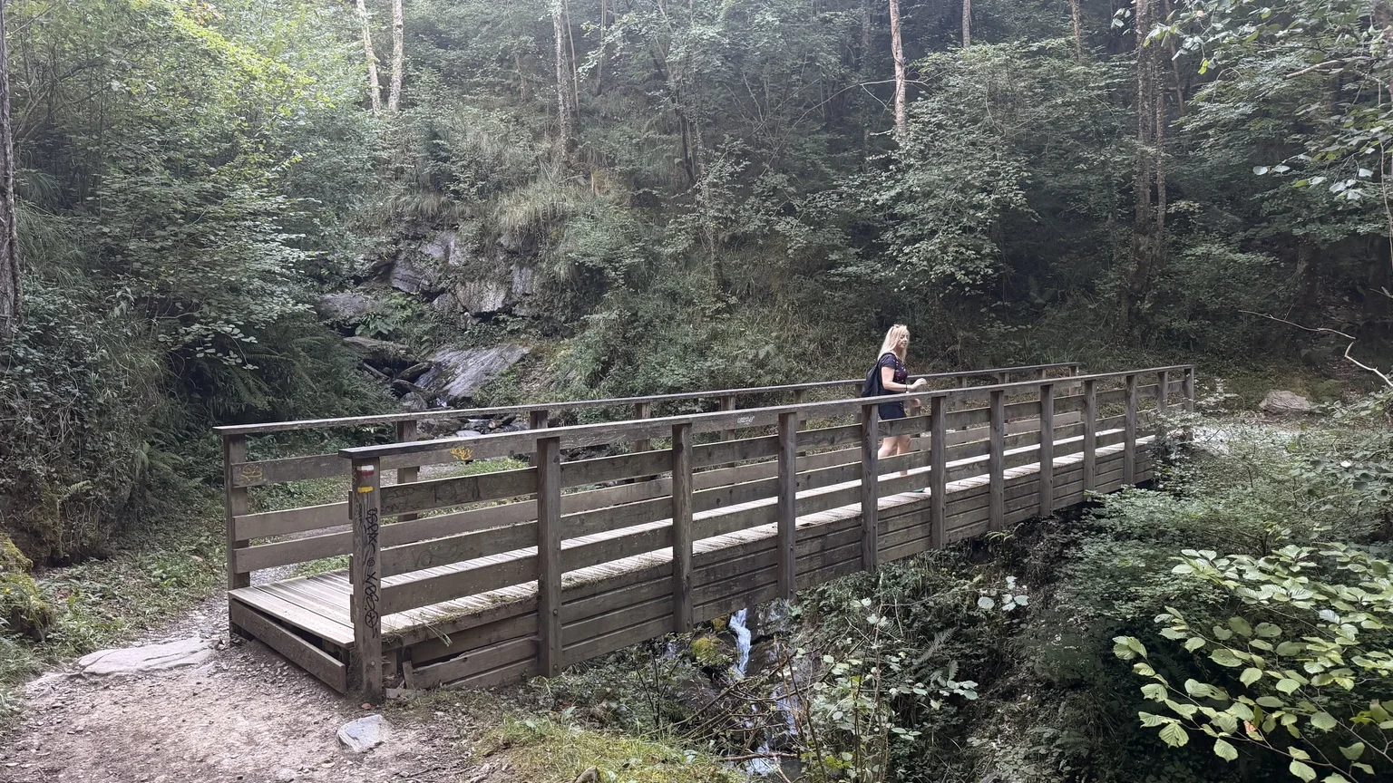 Alaitz cruzando un pequeño puente de madera durante la ruta a Holzarte
